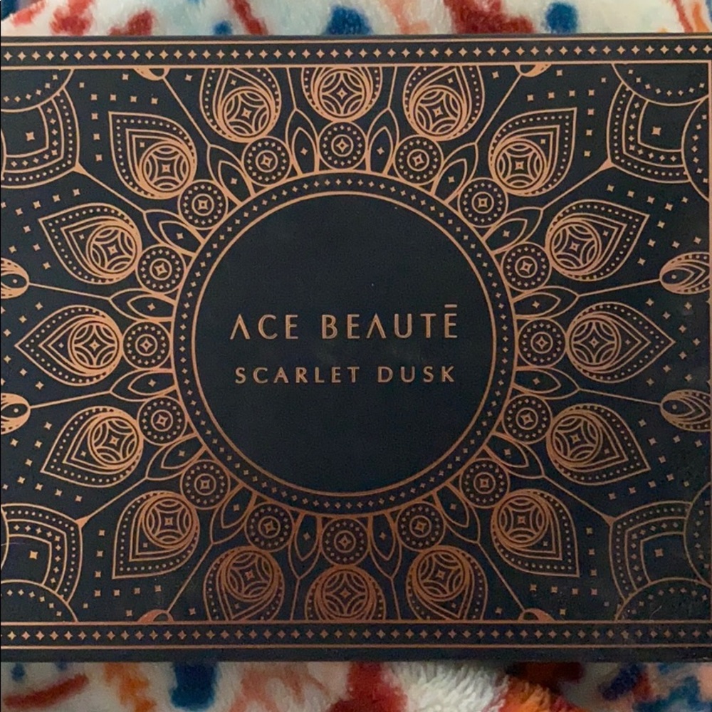 Ace beaute Scarlet Dusk eyeshadow palette